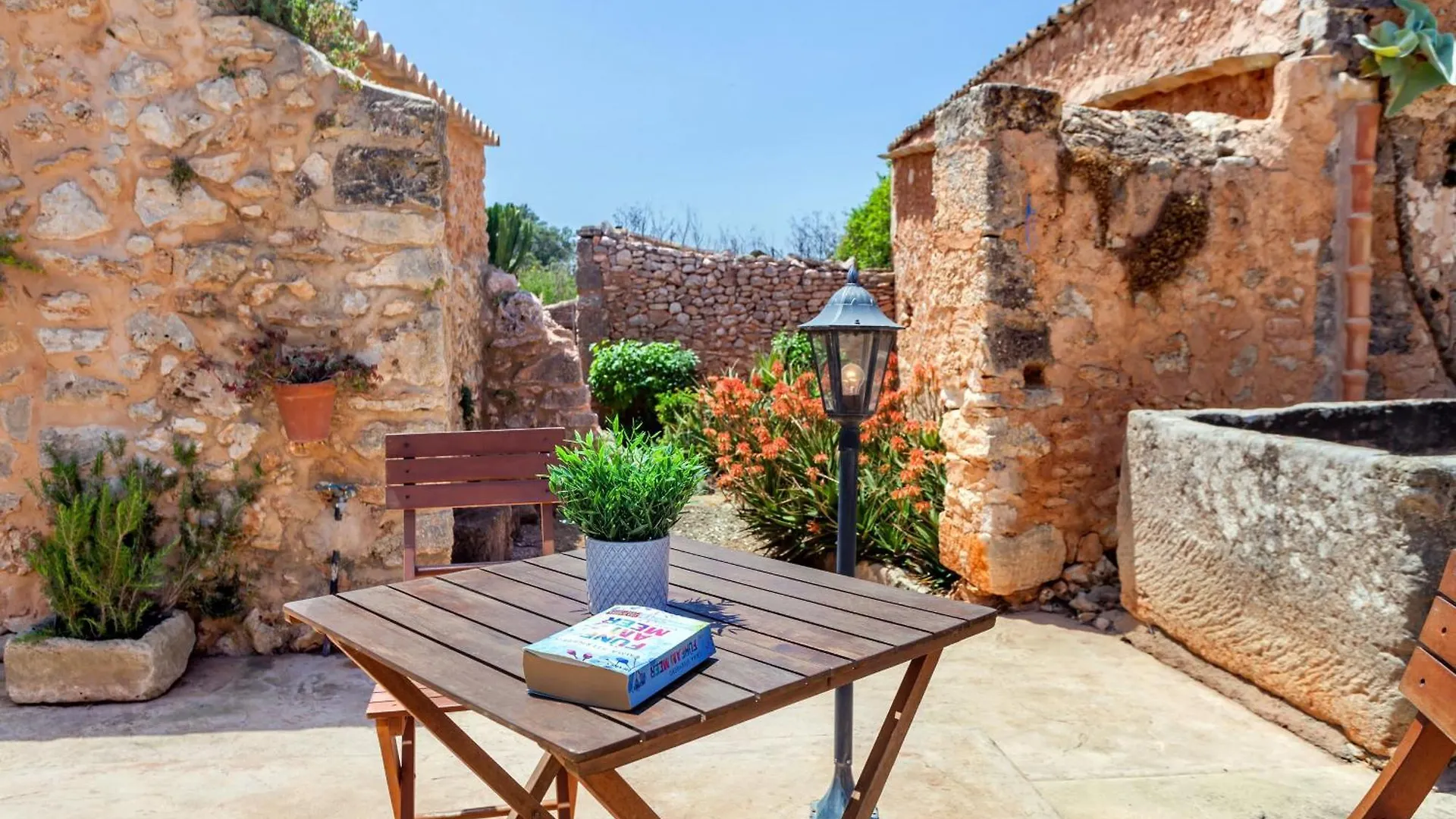 בית כפרי בית הארחה סנטני 	Casa Antigua ספרד