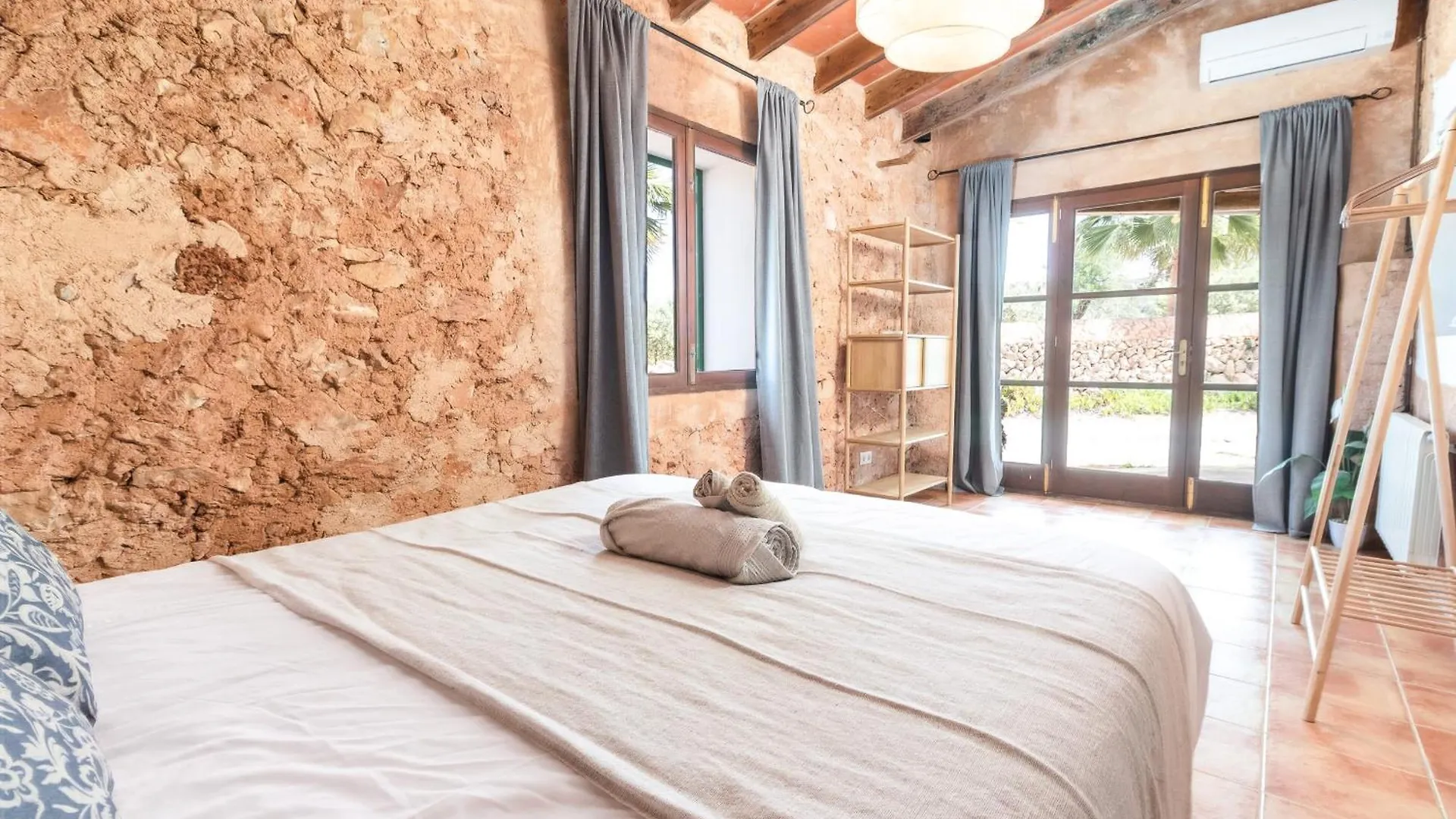 בית הארחה סנטני 	Casa Antigua ספרד